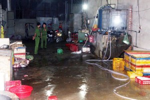 職能機關突襲檢查發現上述單位正有6人在骯髒不堪的地板上加工牛內臟。（圖源：阿祿）