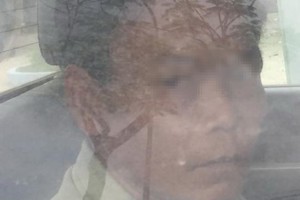 涉嫌多次強姦女兒疑案的嫌犯胡文煌被押上警車時拍下的鏡頭。（圖源：公安機關提供）