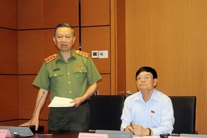 公安部長蘇霖(左)在會議上發表講話。