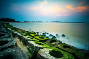 低石灘上被綠色青苔覆蓋，給人平靜的感覺。