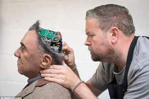 工程師對機器人進行調整。（圖源：VCG） 