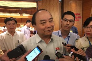 政府總理阮春福在國會會議小休時接受新聞媒體採訪。（圖源：H.Yến）