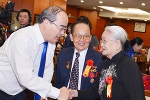 市委書記阮善仁與個人模範交談。