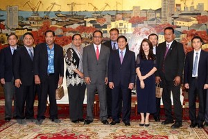 密克羅尼西亞聯邦國會議長韋斯利‧西米納偕夫人一行與海防市領導合照。（圖源：越通社）