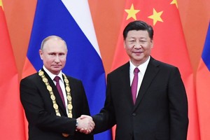 中國國家主席習近平向俄羅斯總統普京授予首枚“友誼勳章”。（圖源：新華網）