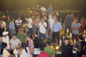 經檢查該酒吧眾多客人與員工，警方扣押了大量毒品。
