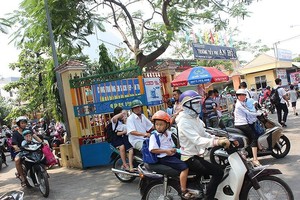 舊邑郡安會小學准予家長進入操場接送孩子，但不得上樓以確保校園安全。