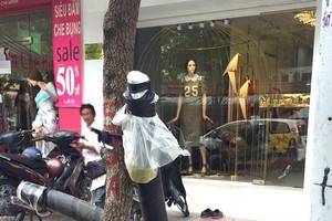 清官縣夫人街上有很多未完工的地下電纜露出地面多時。