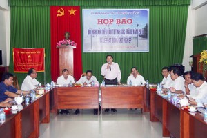 滀臻省人委會副主席吳雄在新聞發佈會上發言。（圖源：STO）