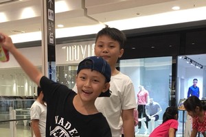 過獨木橋可鍛煉孩子們的膽量。