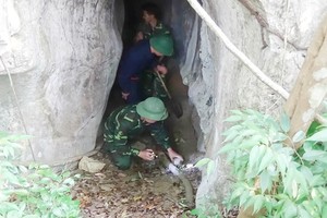 第二軍區所屬烈士墳墓搜集隊在老撾北部進行搜尋越南志願軍專家於老撾各戰爭時期壯烈犧牲的骸骨。（圖源：世江）