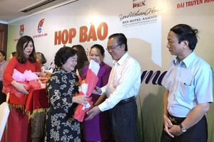 張美華同志送花給各熱心人士。