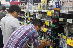 近年來，不少男士也關注美容、護膚問題，這不再是女士的“專利”。