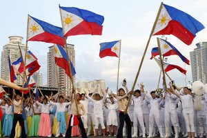 菲律賓人民高舉國旗歡度獨立日。（圖源：互聯網）