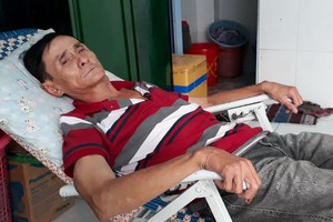 范文才躺在租住房，等待有錢入院治療。