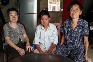 4位長者中的３位，二哥郭信暫時到女兒家養病。