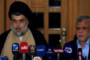 薩德爾（左）與阿米里在納傑夫舉行新聞發布會。（圖源：路透社）