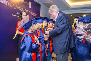 STEAM綜合教育的美國教育集團(AEG)向考取劍橋會考的100名成績出色學員頒發證書。