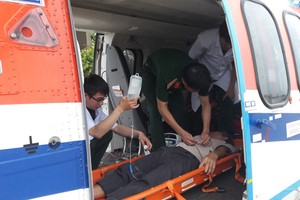 直升機趕忙飛抵長沙島縣醫療中心迅速展開搶救並將病人送回陸地繼續接受治療。（圖源：救護局）