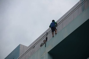 現場圖：欲跳樓自盡的青年。（圖源：志石）