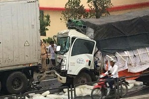 該起交通事故現場，卡車駕駛室面目全非，隨車員黎文成當場死亡並卡在駕駛室內。（圖源：VOV）