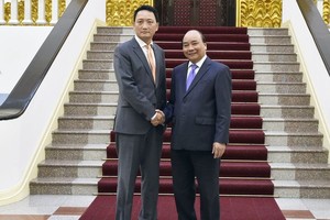 政府總理阮春福（右）接見韓國駐越南大使金度。（圖源：日北）