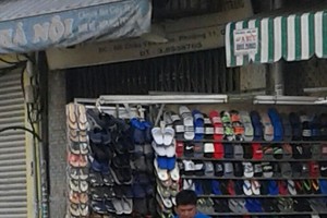 公然霸佔人行道擺賣，但地方有關部門仍視若無睹。