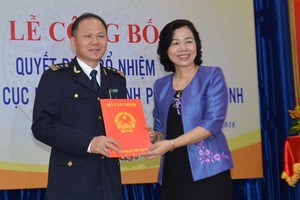財政部副部長武氏梅向市海關局副局長丁玉勝頒授市海關局長委任《決定》。（圖源：N.Bình）