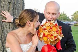 美國紐約連鎖披薩餐廳推出了一款可食用的婚禮捧花以及新郎西服上佩戴的花束披薩。（圖源：互聯網）