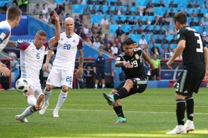 阿圭罗（右二）破門。