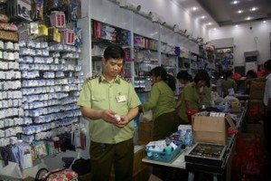 有關部門正在檢查假貨。（圖源：互聯網）