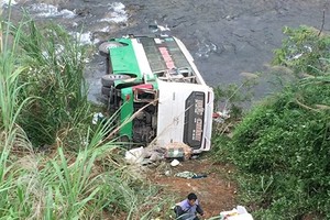 臥鋪客車失控墜下逾20米深懸崖的現場。（圖源：友福）