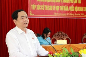 越南祖國陣線中央委員會主席陳清敏回答芹苴市禿碌郡選民的詢問。