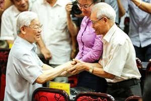 阮富仲總書記與選民接觸。（圖源：南阮）