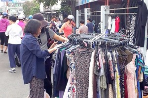 顧客選擇二手衣服。