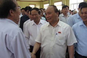 政府總理阮春福與選民接觸。（圖源：黎新）