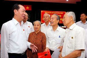 國家主席陳大光與第一、三和四郡選民接觸。（圖源：千言）