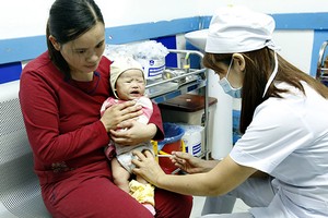 給６個月齡嬰兒接種麻疹疫苗。（示意圖源：楊玉）