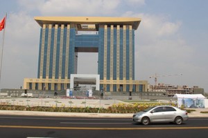 圖為21層樓高的平陽省行政中心，該省大部份部門的工作場所都匯聚於此。（示意圖源：霸山）