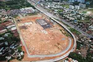 新東區車站施工工地全景。