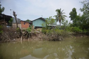 芹耶縣護堤坍塌現場一瞥。（圖源：黎潘）
