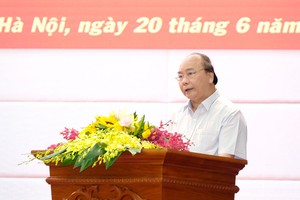 政府總理阮春福在會議上發表講話。（圖源：光孝）