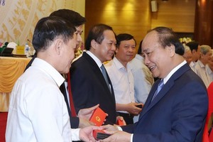 政府總理阮春福向媒體機關領導、原領導贈送紀念品。