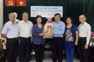 市各少數民族文學藝術協會向本報祝賀。