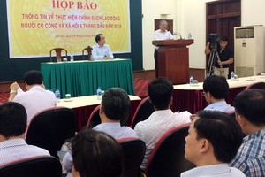 勞動與榮軍社會部副部長尹茂葉在新聞發佈會上回答記者的提問。（圖源：水竹）