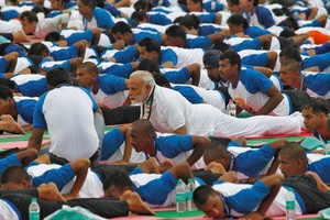 印度總理莫迪帶頭參加盛會，在北部城市德哈拉丹領著5萬多人做起各式瑜伽動作。（圖源：路透社）