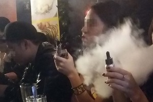 香煙或電子煙都一樣會危害健康。