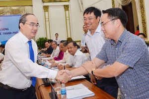 市委書記阮善仁與各科學家交流。（圖源：越勇）