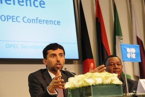 當地時間22日在維也納，石油輸出國組織（歐佩克）輪值主席、阿聯酋能源部長馬茲魯伊（左）和歐佩克秘書長巴爾金多出席新聞發佈會。（圖源：新華網）