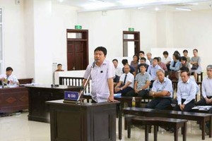 被告丁羅昇站在被告席上作最後陳述。（圖源：越通社）